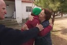 Το πιο συγκινητικό video: Πρόσφυγες φιλάνε τα χέρια ζευγαριού Ελλήνων που τους ανοίγουν το σπίτι τους