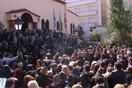 Xαμός από κόσμο που ήθελε να μπει στην εκκλησία για τον Παντελίδη