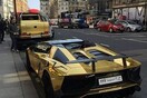 Αυτός είναι ο μυστηριώδης κροίσος που έχει αναστατώσει το Λονδίνο με τα χρυσά υπερπολυτελή αυτοκίνητά του
