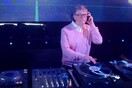 O Bill Gates κάνει τον DJ σε party για τις ανάγκες του φιλανθρωπικού του ιδρύματος (βίντεο)