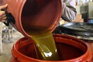 Συνελήφθη 29χρονος που πουλούσε απροσδιόριστο υγρό για ελαιόλαδο