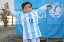 Ο πιτσιρίκος με την πλαστική φανέλα του Messi φορά πλέον μια αυθεντική με υπογραφή πάνω