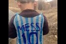 Όλο το ίντερνετ ψάχνει να βρει αυτόν τον πιτσιρικά