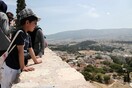 Για όσους ενοχλήθηκαν απ' τη δωρεάν ξενάγηση των προσφύγων στην Ακρόπολη