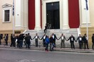Δικηγόροι περικύκλωσαν το δικαστικό μέγαρο της Πάτρας σχηματίζοντας ανθρώπινη αλυσίδα