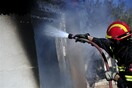 Νεκρός άστεγος από φωτιά στον Πειραιά