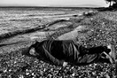 Ο Ai Weiwei ποζάρει σαν τον μικρό Aylan σε παραλία της Λέσβου