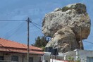 Σ' αυτό το χωριό της Κρήτης ζουν με ένα βράχο που μοιάζει έτοιμος να πέσει στα κεφάλια τους