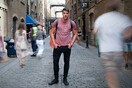 Η Σύνθια Τζίτζη φωτογραφίζει τους φίλους της που άφησαν την Ελλάδα κι εγκαταστάθηκαν στην Αγγλία