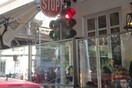 Η καφετέρια που περιέφραξε φανάρι στο κέντρο της Θεσσαλονίκης