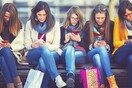 Η χρήση των social media μας κάνει "γνωστικά και ηθικά ρηχούς"