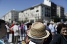 Πάνω από τις μισές ελληνικές οικογένειες ζουν από τις συντάξεις του παππού και της γιαγιάς