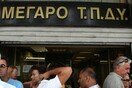 Άντρας στο κέντρο της Αθήνας απειλεί να αυτοκτονήσει με πριόνι