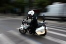 Άγνωστοι έριξαν πέτρες σε μοτοσικλετιστή της Τροχαίας έξω από την ΑΣΟΕΕ