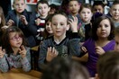 Μια ολόκληρη τάξη μαθητών δημοτικού έμαθε τη νοηματική γλώσσα για χατήρι ενός συμμαθητή τους
