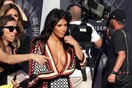 Η Κιμ Καρντάσιαν μας δείχνει τι συμβαίνει μέσα από το μπούστο της