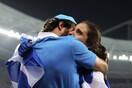 H αγκαλιά και τα δάκρυα της νίκης - Η «χρυσή» Στεφανίδη και ο σύζυγος και προπονητής της Μιτς Κρίερ