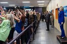 Η στιγμή που όλοι θέλουν μια selfie με την Χίλαρι σε μια απίστευτη φωτογραφία