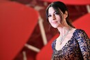 H Mπελούτσι στη Βενετία με ελάχιστο μακιγιάζ, Cartier εκατομμυρίων στο λαιμό και ιταλική γοητεία