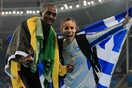 O Γιουσέιν Μπολτ πανηγυρίζει το χρυσό μετάλλιο μαζί με τη Κατερίνα Στεφανίδη