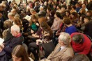 Το αυτοτρολάρισμα της χρονιάς: Ο Βενιζέλος ανεβάζει φωτογραφίες με τους πιο βαριεστημένους θεατές ever