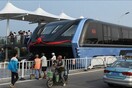 Το λεωφορείο του μέλλοντος κυκλοφορεί ήδη στην Κίνα και περνά πάνω από τα αυτοκίνητα