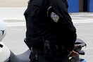 Άγνωστοι επιτέθηκαν και τραυμάτισαν αστυνομικό στην οδό Πατησίων