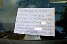 Ένας οδηγός απ' το Βύρωνα φέρεται να άφησε αυτό το απειλητικό σημείωμα σε μαμά με ανάπηρο παιδάκι