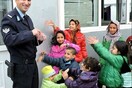 Το συγκινητικό μήνυμα ενός αστυνομικού για τα προσφυγόπουλα που πάνε στο σχολείο