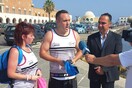 Ρόδος: Ζευγάρι Βρετανών διέσχισαν το νησί με τα πόδια, στη μνήμη αθλητή του ράγκμπι