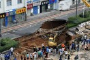 Τρύπα μήκους 30 μέτρων σε δρόμο της Κίνας "κατάπιε" ξαφνικά τους περαστικούς- Τουλάχιστον ένας αγνοούμενος