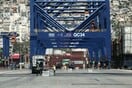 Η Cosco εγκαταλείπει τη βάση της στη Νάπολη για χάρη του Πειραιά