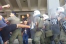 Θεσσαλονίκη: Ένταση και συμπλοκές πολιτών με τα ΜΑΤ έξω από το Ειρηνοδικείο για τους πλειστηριασμούς