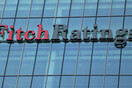 Fitch: Παραμένει υψηλός ο κίνδυνος εκτροχιασμού του ελληνικού προγράμματος