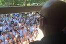 Όταν ένα ολόκληρο σχολείο μαζεύτηκε για να τραγουδήσει έξω από το σπίτι καθηγητή που πάσχει από καρκίνο