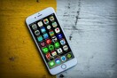 Συνεχίζεται η κατάρρευση στις πωλήσεις των iPhone