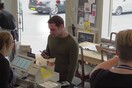 Φάρσα σε καφέ δείχνει πόσο σοκαριστικά εύκολη είναι η πρόσβαση τρίτων στα προσωπικά δεδομένα που ανεβάζουμε στο διαδίκτυο
