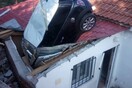 Λάρισα: Αυτοκίνητο προσγειώθηκε σε στέγη, η ΕΜΑΚ απεγκλώβισε τον ιδιοκτήτη του σπιτιού (φωτό)