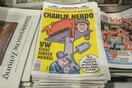 To Charlie Hebdo κυκλοφόρησε στη Γερμανία «χτυπώντας» Μέρκελ και VolksWagen