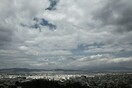 Λίγες νεφώσεις και τοπικές βροχές