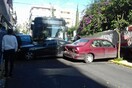 Καραμπόλα με ακυβέρνητο λεωφορείο στον Πειραιά- Ένας άντρας ακρωτηριάστηκε