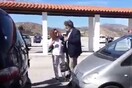 Ο Πολάκης αγνοεί παντελώς καρκινοπαθή που προσπαθεί να του μιλήσει