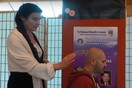 Η Λυδία Κονιόρδου καθαρίζει τις κακές ενέργειες απ' το κεφάλι άνδρα και τις πετάει στην άκρη! (ΒΙΝΤΕΟ)