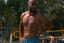 Αυτός ο τύπος μάζεψε όλες τις ξαπλώστρες σε παραλία του Πλαταμώνα