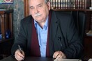 12 meme κι ατάκες για την επική φωτογραφία του Βούτση που υπογράφει το γραφείο του