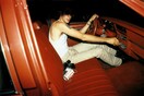 Τα θρυλικά πορτραίτα της Nan Goldin, από μια εποχή ποιητική και έκδοτη, εκτίθενται στο MoMA