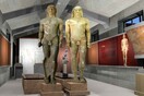 Οι «δίδυμοι Κούροι» στο ανακαινισμένο Αρχαιολογικό Μουσείο Κορίνθου που εγκαινιάζεται στις 13 Ιουλίου