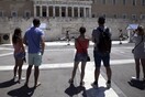 Έρευνα: 1 στους 4 Έλληνες πιστεύει ότι μας ψεκάζουν, 1 στους 3 θέλει επιστροφή στη δραχμή και σχεδόν οι μισοί δεν θέλουν Μουσουλμανικά τζαμιά