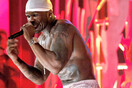 O 50 Cent έριξε γροθιά σε θαυμάστρια που τον τραβούσε με μανία από τη σκηνή - ΒΙΝΤΕΟ