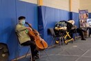 Νότα ελπίδας: Ο τσελίστας Γιο-Γιο Μα εμβολιάστηκε και έδωσε μια «μίνι συναυλία»